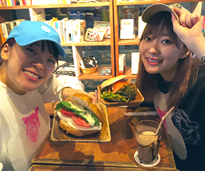 フワちゃん, 指原莉乃, 友達