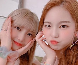 NiziU(ニジュー)メンバー、マユカ、アヤカ