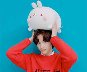 TOMORROW X TOGETHER(TXT)メンバーのヒュニンカイとぬいぐるみのモランイ
