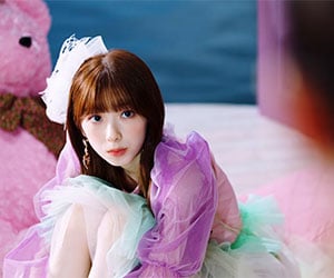 NiziU（ニジュー）デビュー曲Step and a stepMVのミイヒ