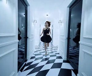 NiziU（ニジュー）デビュー曲Step and a stepMVのマコ