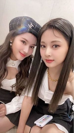 TWICEのサナ、ツウィ