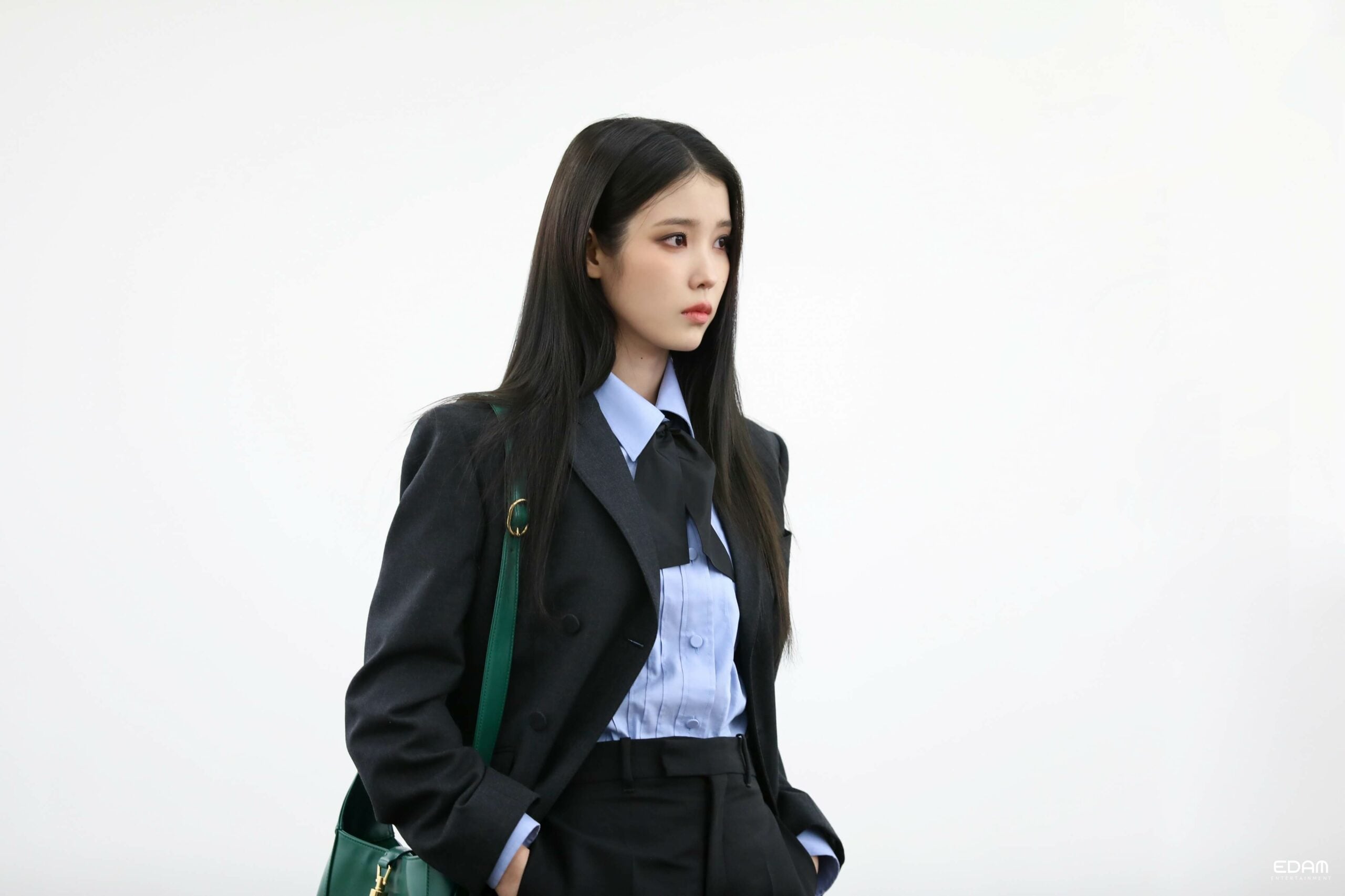 歌手のIU